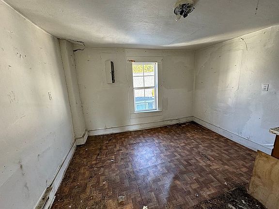 3rd image of 208 Beech St