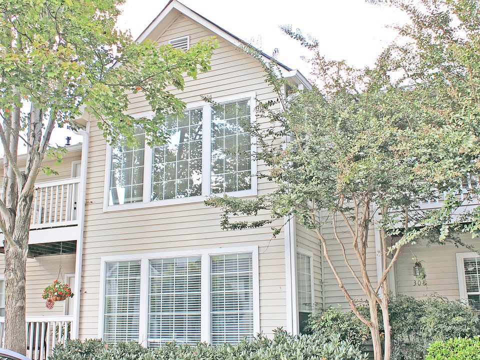 Beautiful 2nd floor unit!