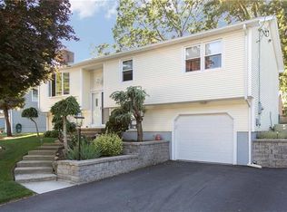 7 Marigold Ct, Cranston, RI 02920