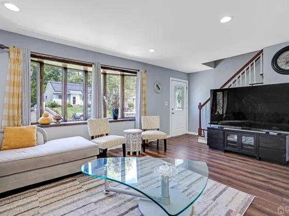 19 Kiva St, Iselin, NJ 08830