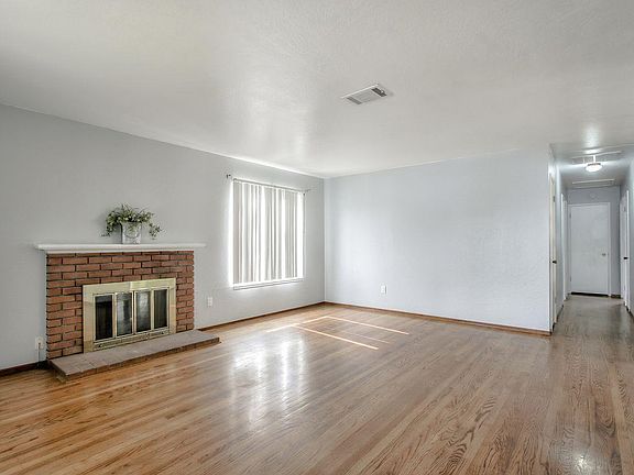 4th image of 1593 Amesbury Way