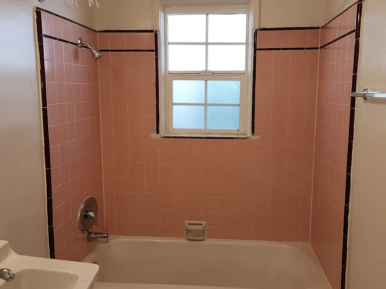Bathroom with shower/tub