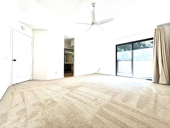 4th image of 4553 Chateau Dr #1
