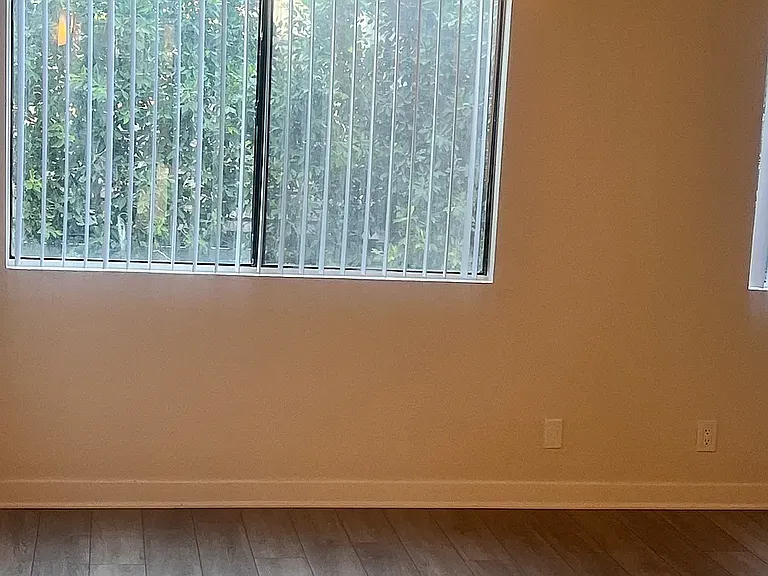 IMT 14227 Vanowen — Photo 13
