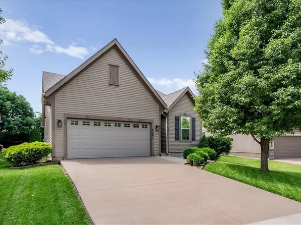 9047 Meadow View Dr, Shawnee, KS 66227