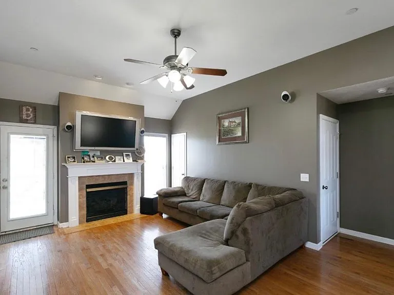 266 Glenda Ct — Photo 2