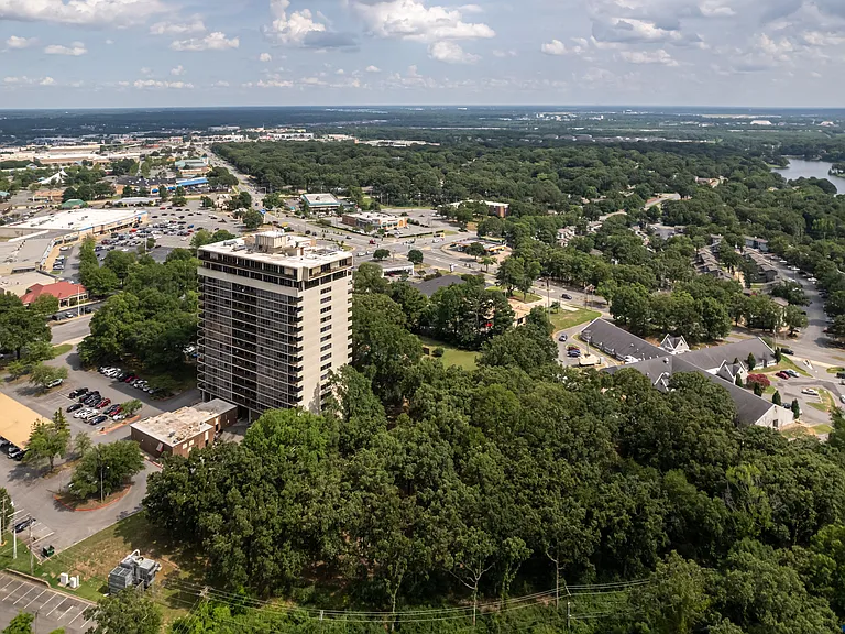 The Lakewood House Apartments — Photo 13