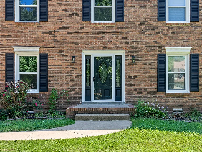 830 Iris Ln — Photo 4