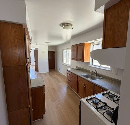 4th image of 330 Taft Pl