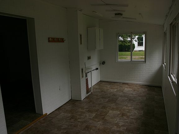 4th image of 327 N Broadway St