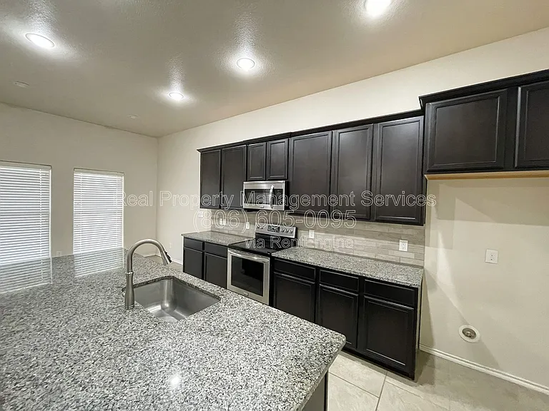 7418 102nd St — Photo 4