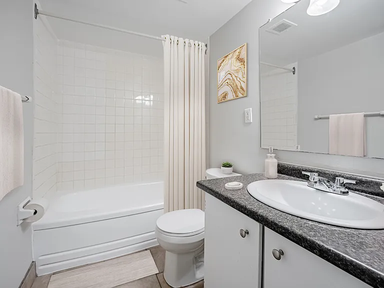 520 Wellington St — Photo 7