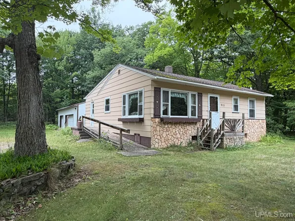 915 Vandenboom Ave, Marquette, MI 49855