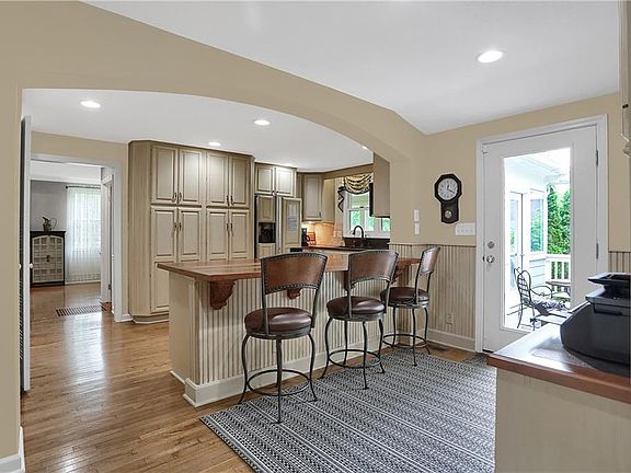 3rd image of 665 W Laurel Ave