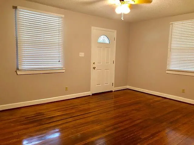 3 bed, 1.0 bath, 1080 sqft, $1,250 — Photo 3