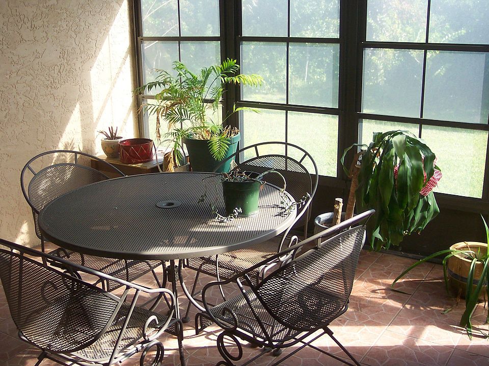 Private enclosed lanai