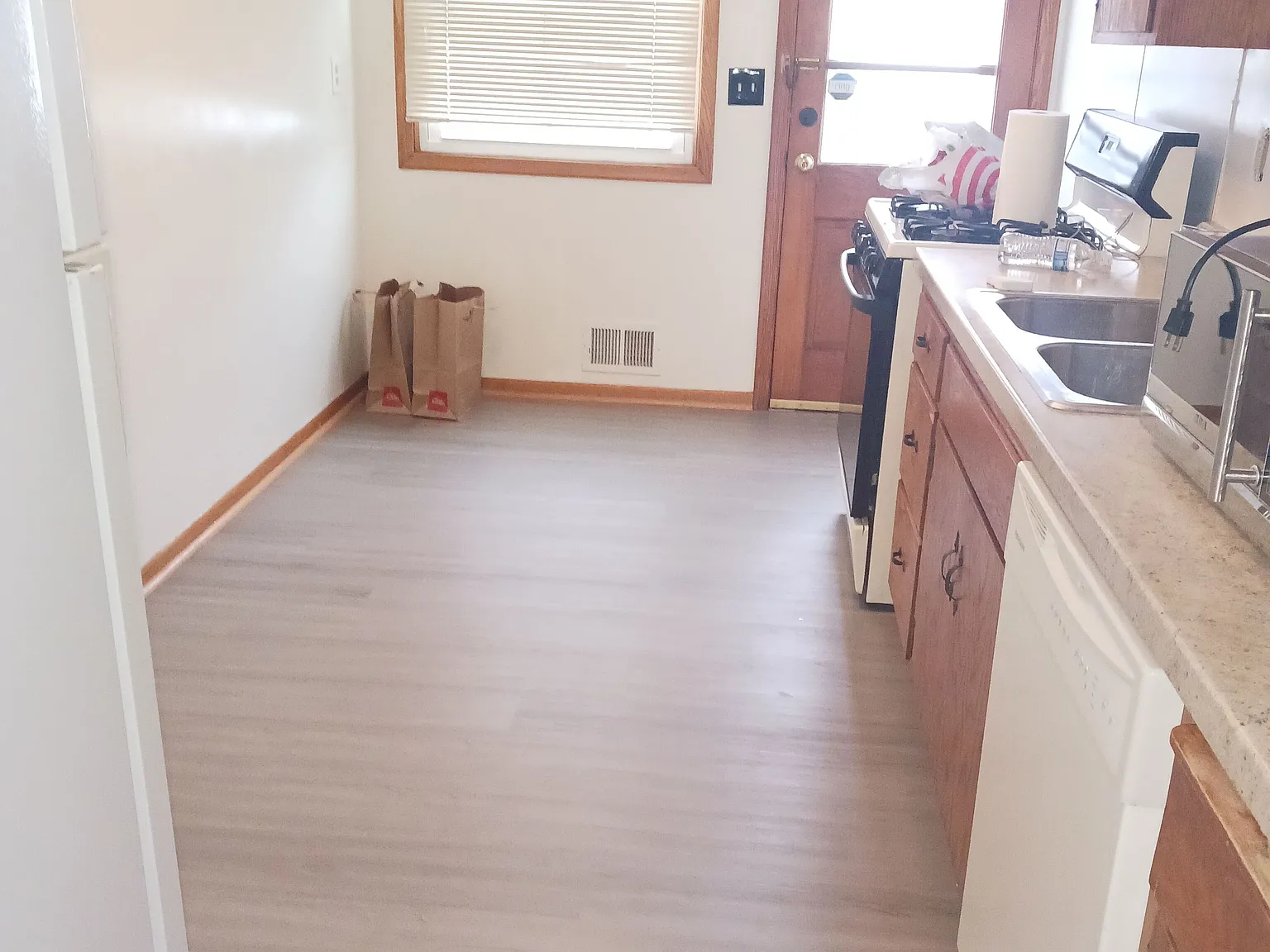 3 bed, 2.0 bath, 1400 sqft, $2,295 — Photo 2