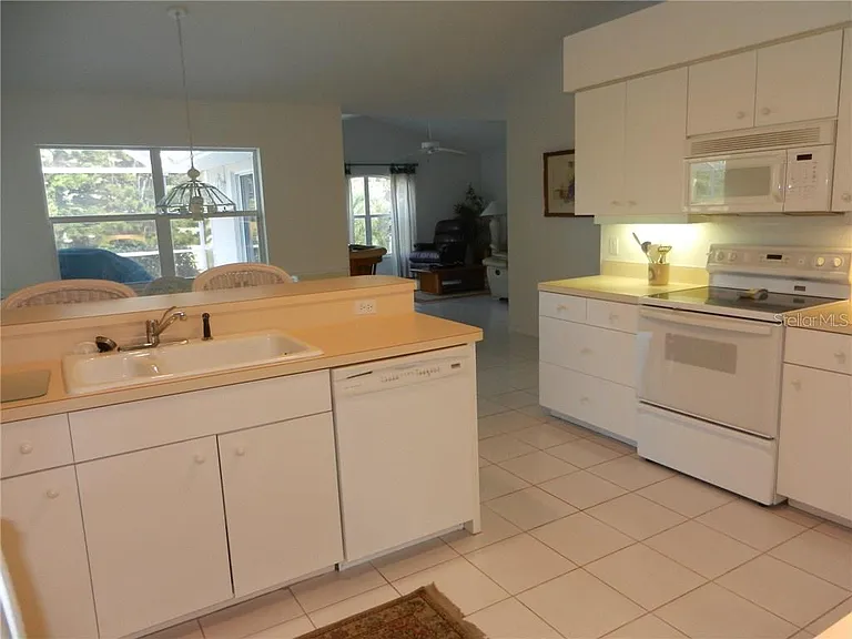 589 Rotonda Cir — Photo 8