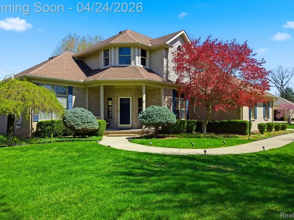 8488 Annette Ave, Grosse Ile, MI 48138