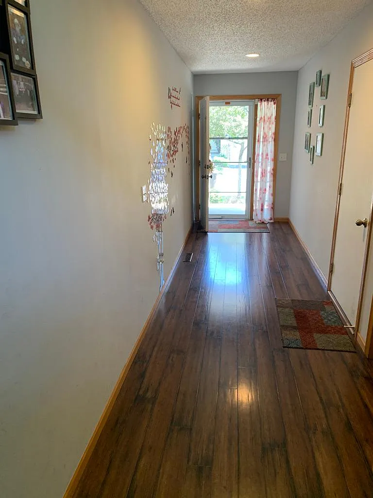 3 bed, 1715 sqft, $2,300 — Photo 2