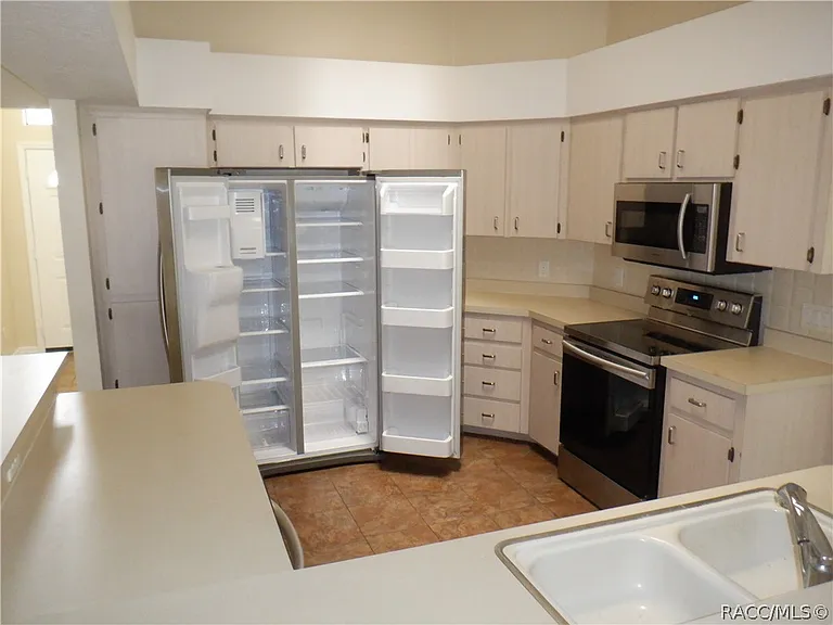 335 E Falconry Ct — Photo 16
