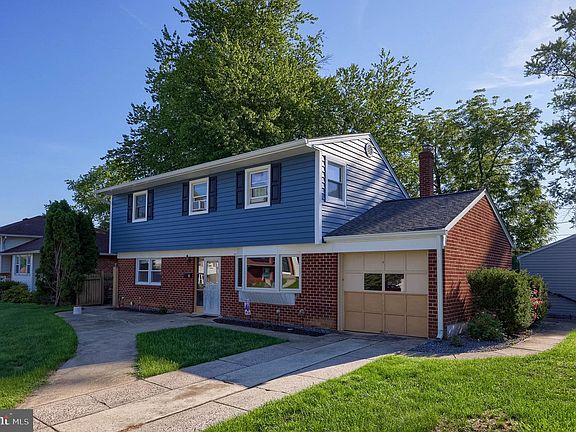 3rd image of 105 Radcliffe Ave