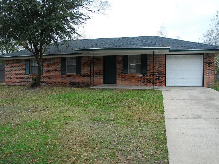 1005 Debra Dr — Photo 1