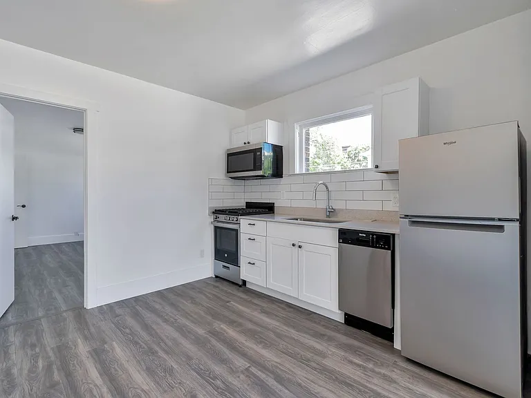 150 South Apartments — Photo 19