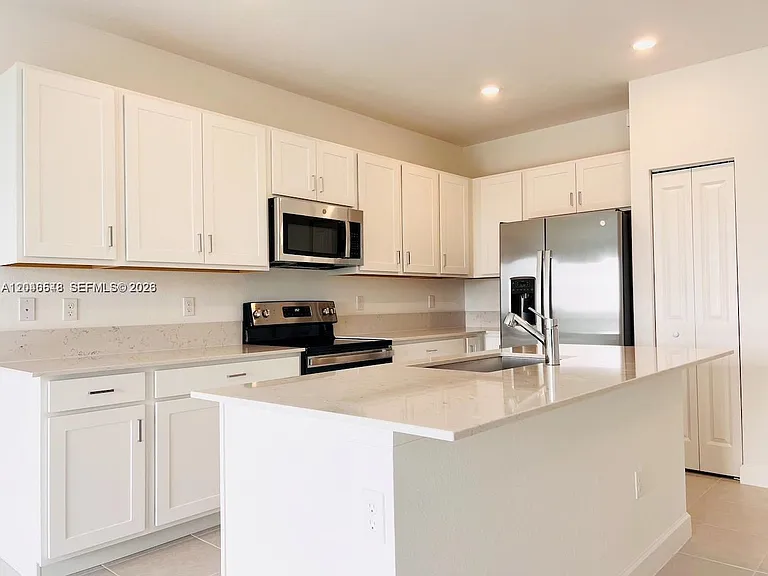 204 SE Woodbark St #204 — Photo 3