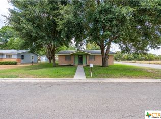221 Parkview Dr, Luling, TX 78648