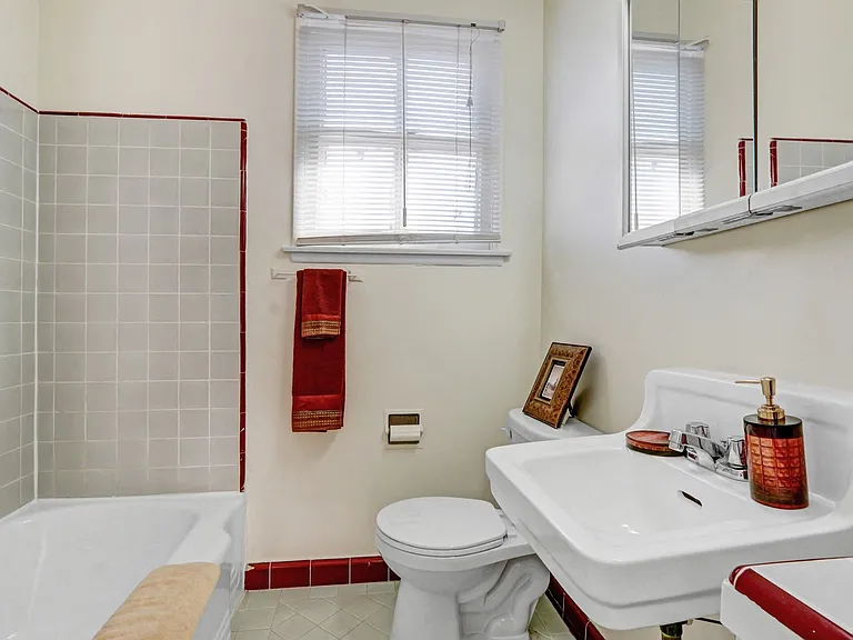 Hayworth Avenue Apartments — Photo 24