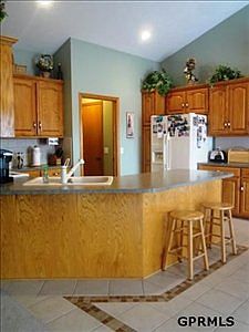 5th image of 22069 Hilltop Ave