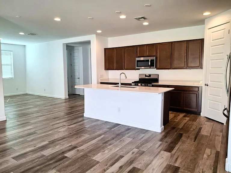 18796 W Cameron Dr — Photo 3