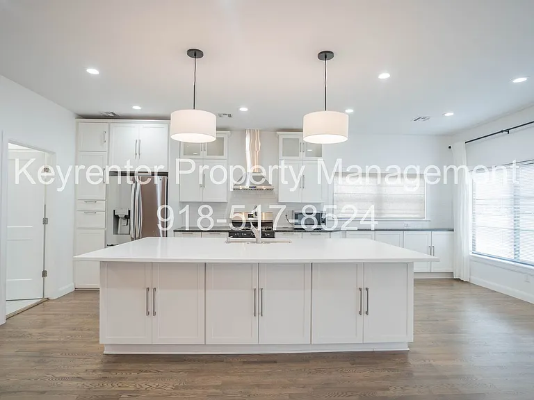 2323 E 13th St — Photo 5