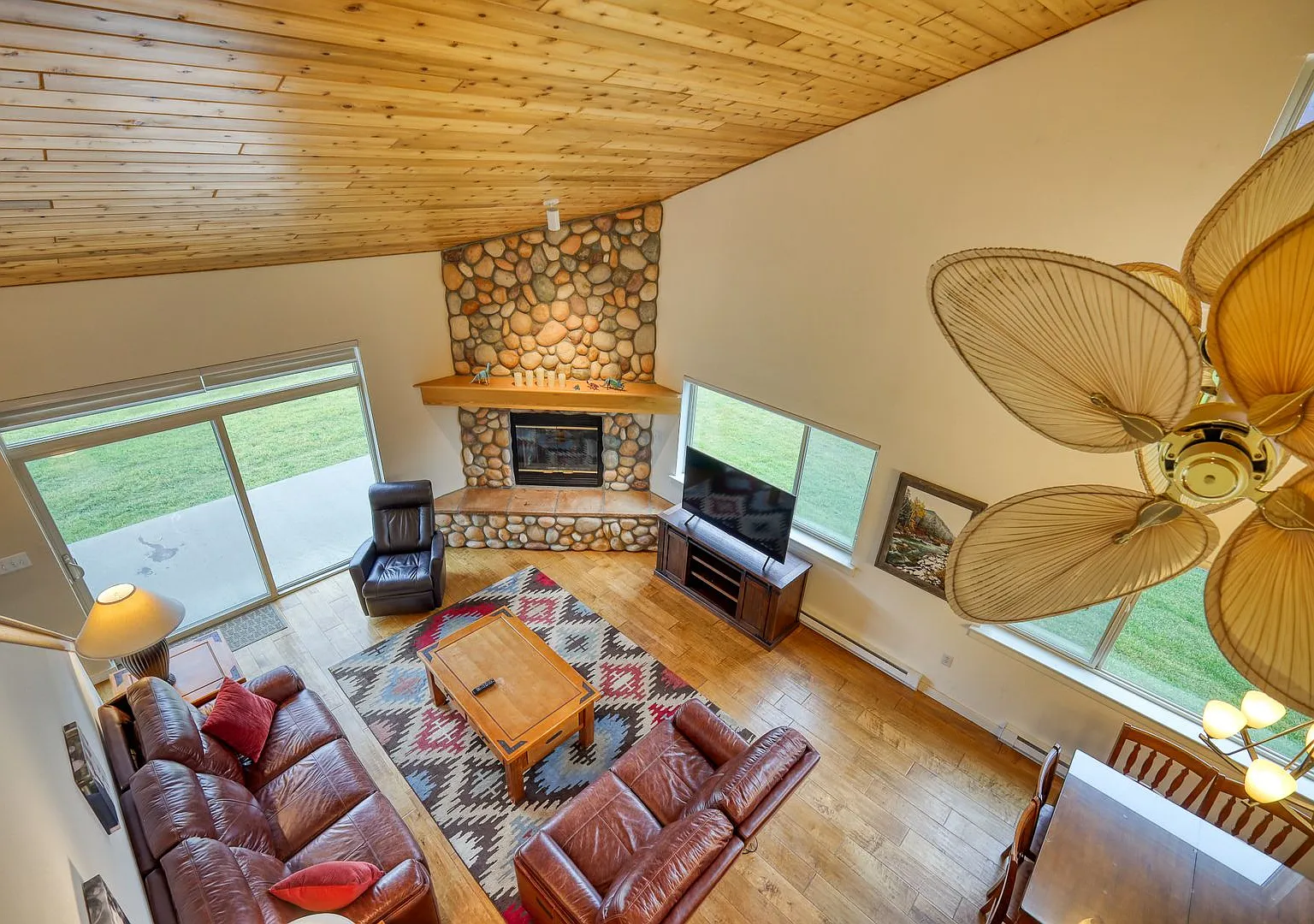 Immaculate 3 Bed, 3 Bath Furnished Condo in Prime Big Sky Location — Photo 2