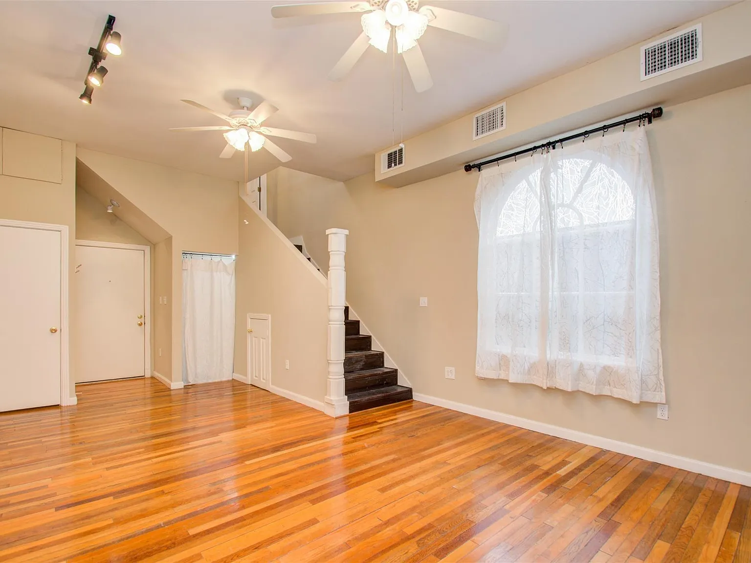 2 bed, 1.5 bath, 1207 sqft, $1,700 — Photo 3