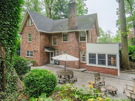 5th image of 221 Wyoming Ave