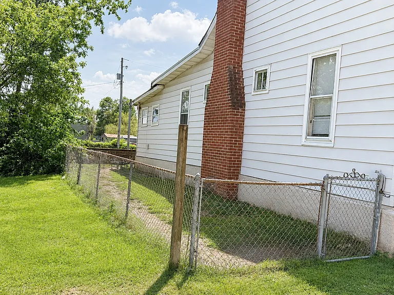17 Poplar Ave — Photo 12