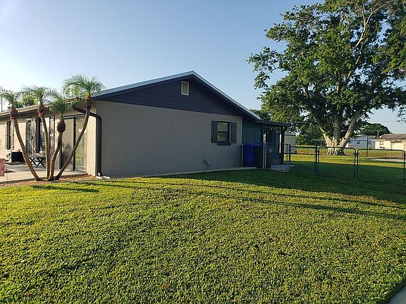 3rd image of 1608 Manor Dr