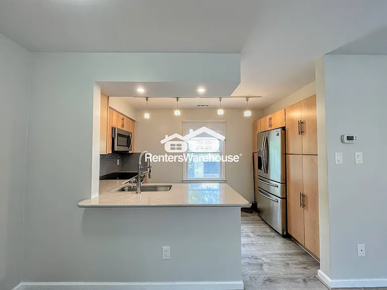 527 W 20th St #402 — Photo 6