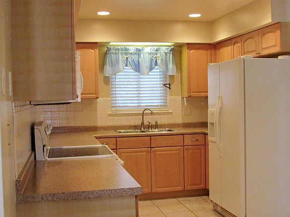 5th image of 3916 Doroteo Pl NE