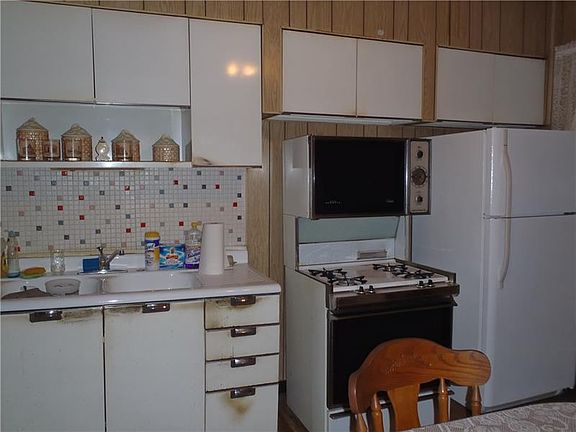 4th image of 130 Talbot Ave
