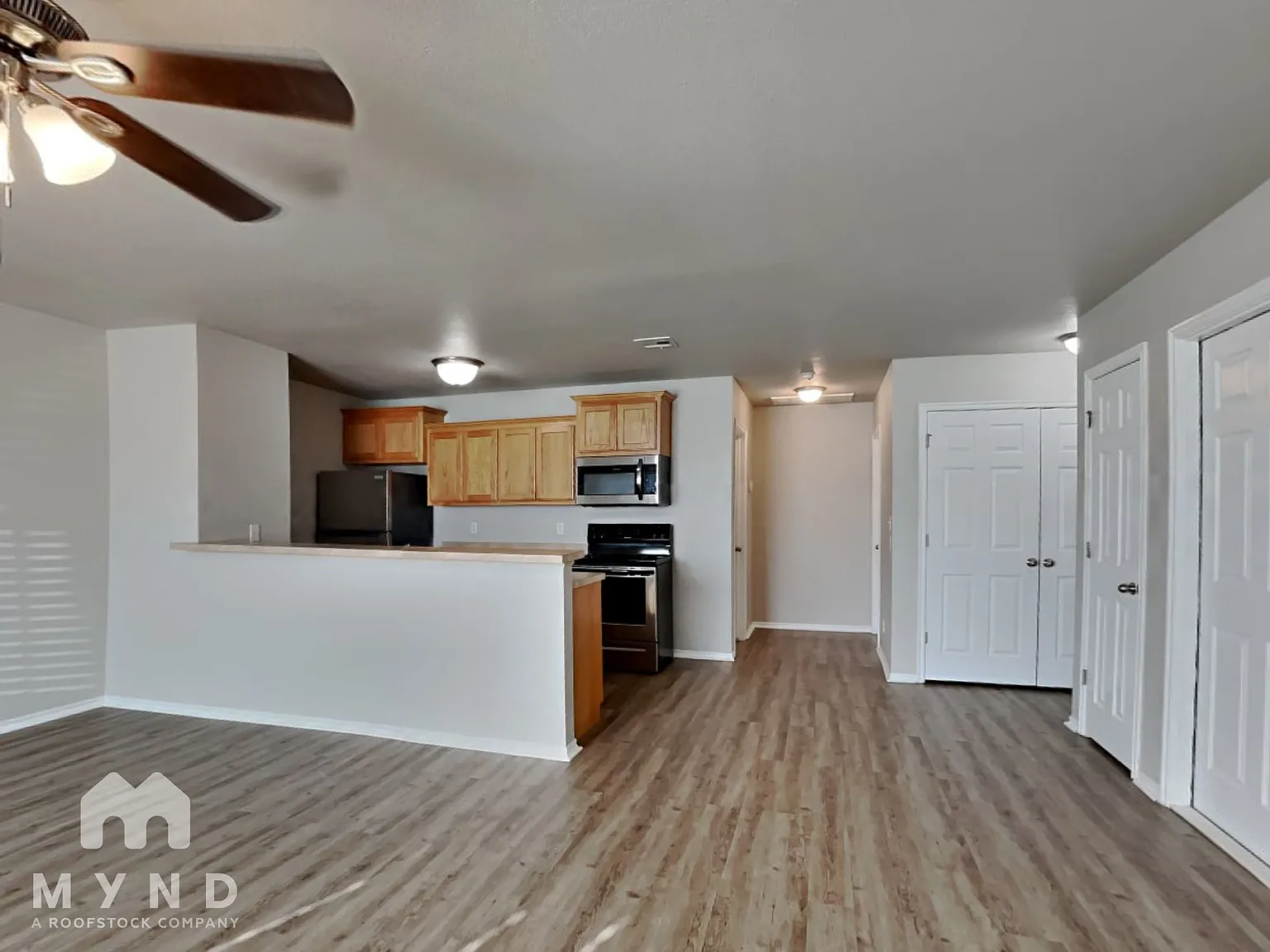 2 bed, 1.0 bath, 1030 sqft — Photo 2