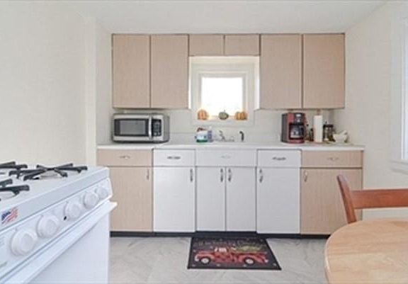2nd image of 261 Park St #2A