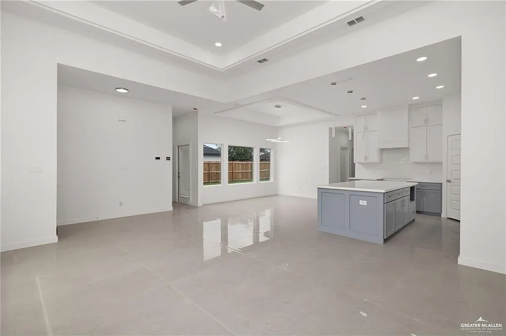 3 bed, 3.5 bath, 1735 sqft, $2,300 — Photo 4