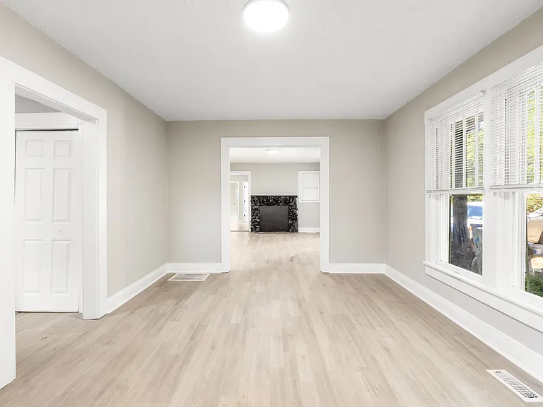 227 N Magnolia St — Photo 4