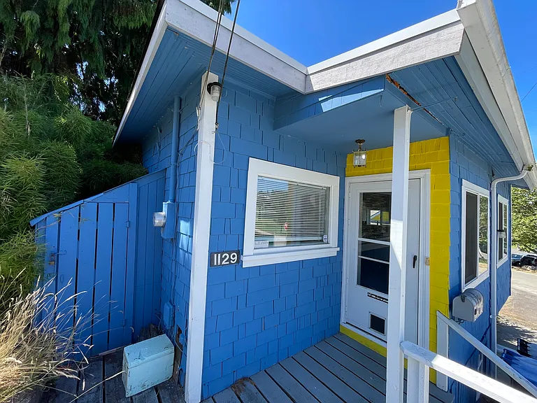1129 Pleasant Ave — Photo 2