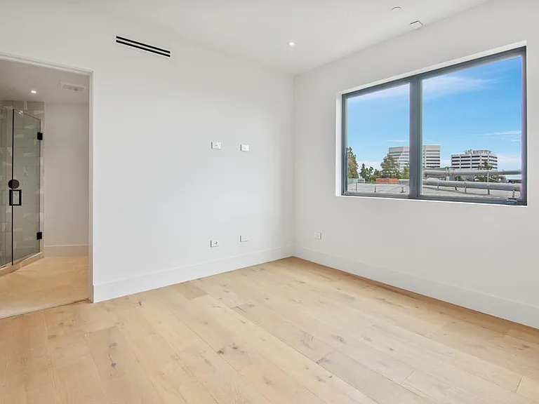 1030 Centinela — Photo 40
