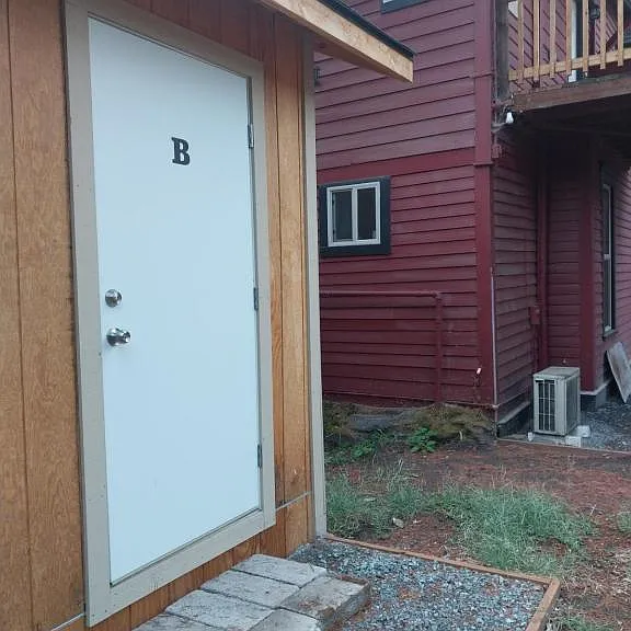 544 NW C St #B — Photo 6