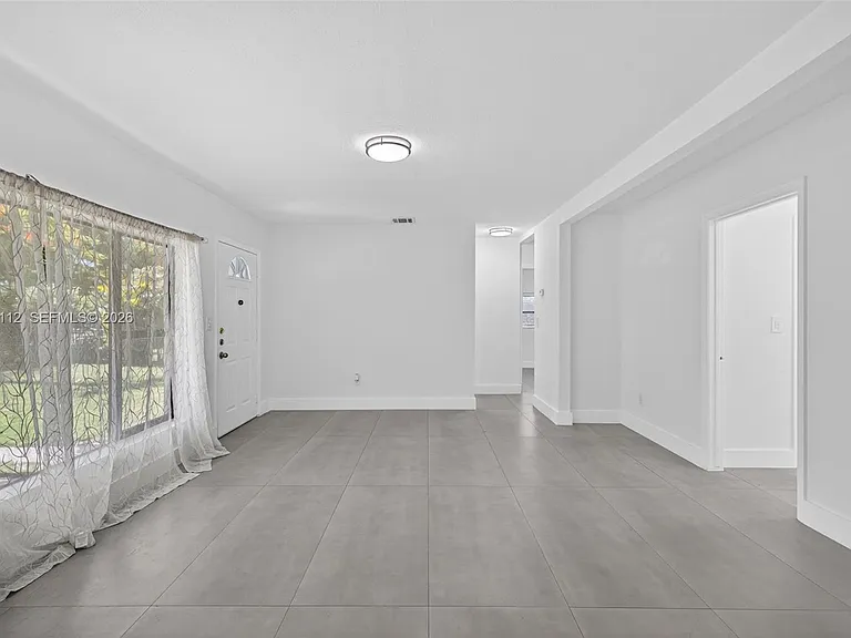 17150 NE 18th Ave — Photo 27